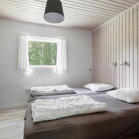 1547-aakirkeby-maegardsskoven-8 *